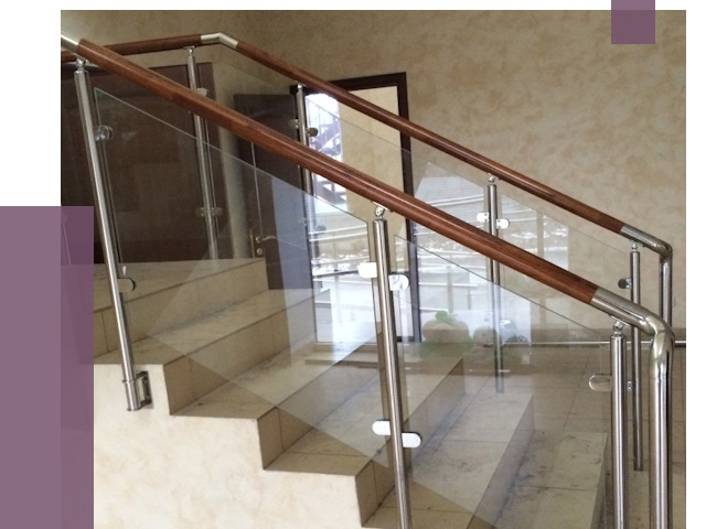 Комбинированные перила из металла и дерева в Ростове-на-Доне